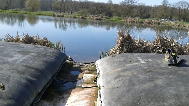 Installation déshytube avec étang en second plan