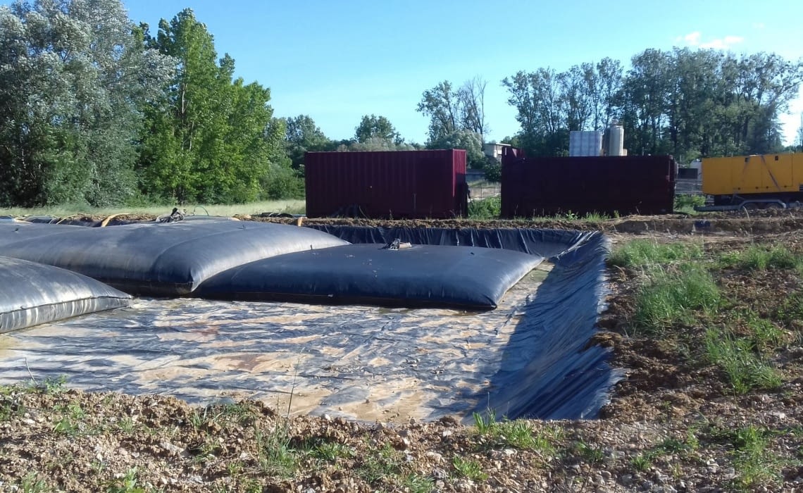 Déshytube dans un bassin avec bâche noir