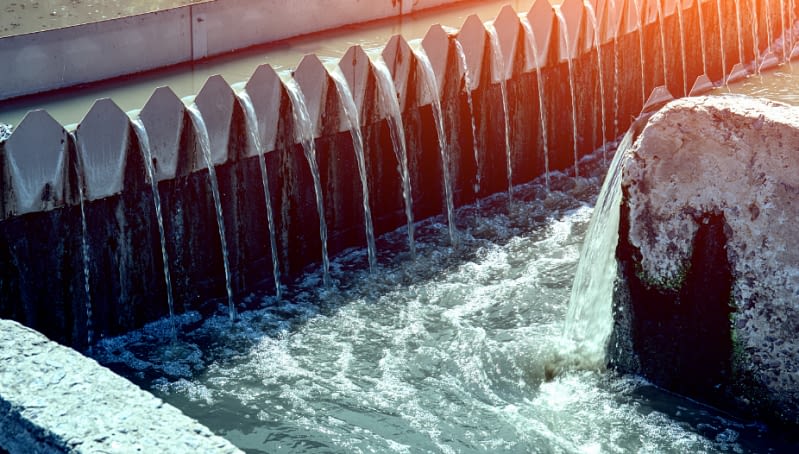 Barrage avec soleil et eau