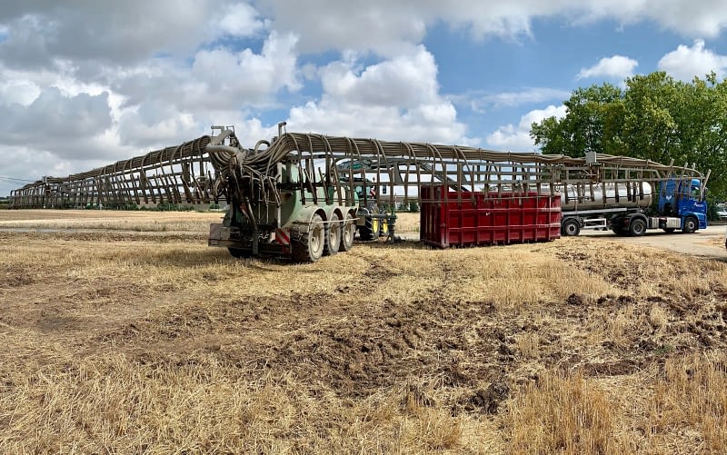 Engin agricole épandage boues liquides avec camion citerne