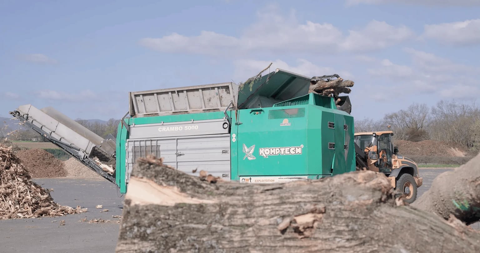 Vue du broyeur lent Crambo 5000 en fonctionnement sur une plateforme de valorisation