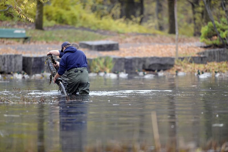 Deux hommes tenant un cable