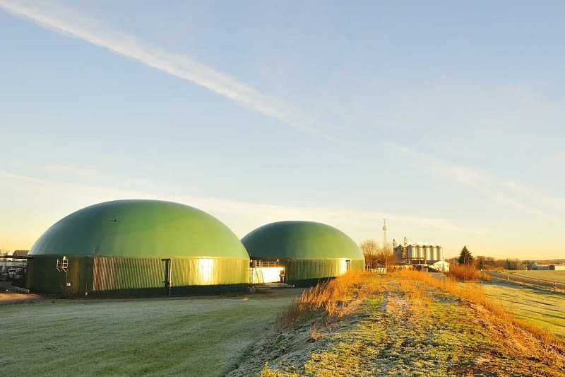 Deux méthaniseurs avec couché de soleil