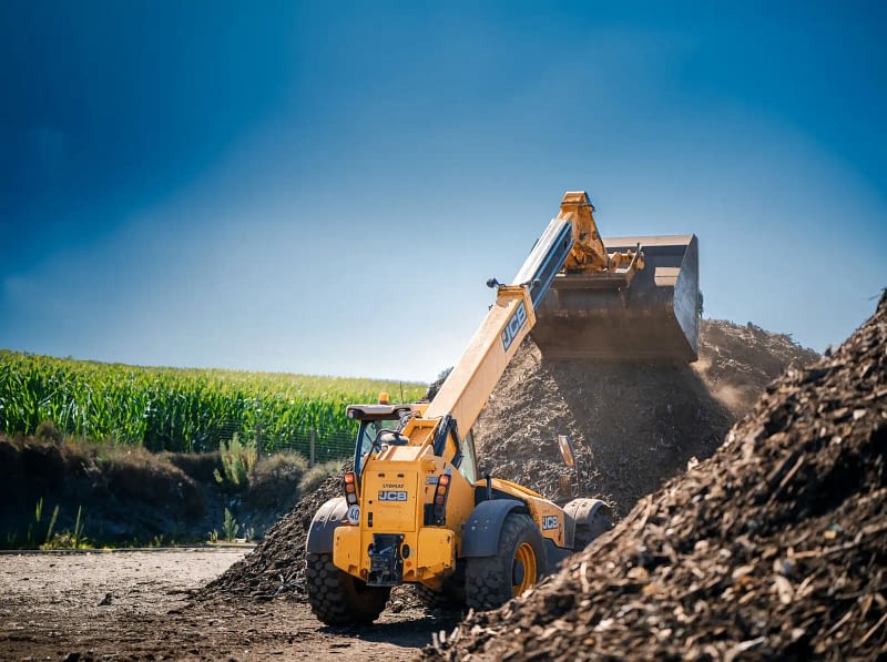 Engin agricole déversant du compost