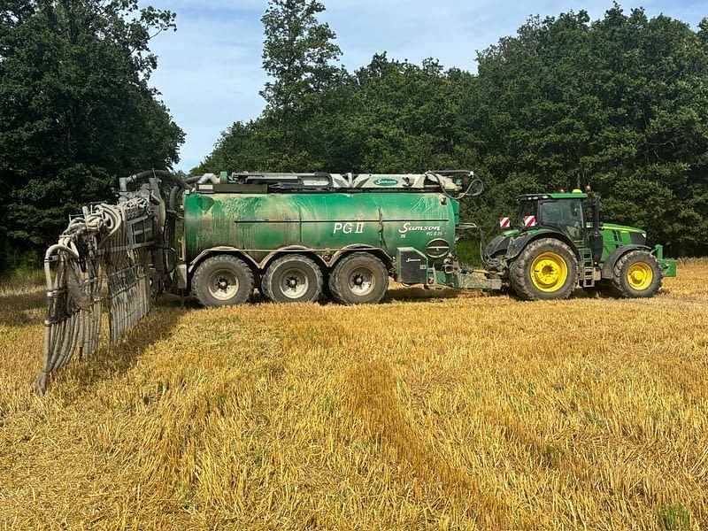 Tracteur avec citerne, épandage