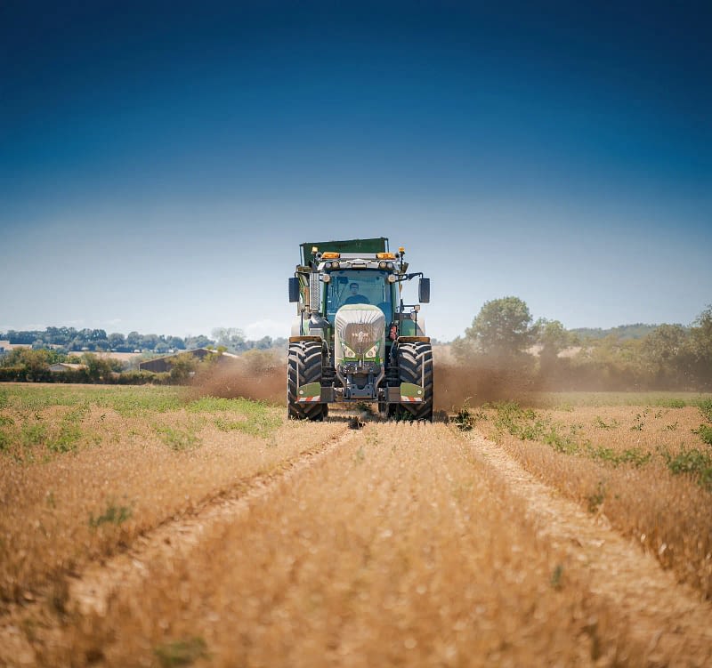 Tracteur Épandage dans un champ